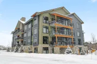 Luxury Condo with Hot Tub and Mountain Views - Exquisite Retreat