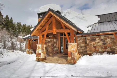 Spacious Multi-Level Retreat with Hot Tub and Playroom - Charming Haven Отели в г. Sundance