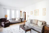 Spacious Retreat with Cozy Living Area - Stylish Tranquil Escape 蒙哥馬利住宿飯店