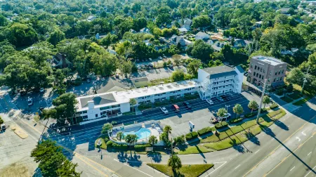 Water View and Cozy Deck - Charming Coastal Retreat Отели в г. Нью-Хановер