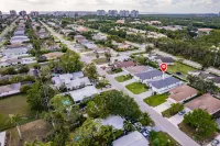Chic Retreat - WiFi, Outdoor Lounge, Fire Pit Hotels in Naples Park