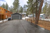 Chic Cabin Retreat with Hot Tub Big Bear - 朝食