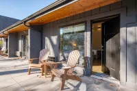 Kitchenette and Luxurious Shower Experience - Charming Retreat