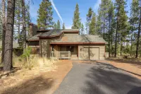 Private Hot Tub and Cozy Fireplace - Inviting Family Haven