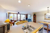 Vail-View Condo w/ Balcony, BBQ, Large Indoor Pool & Hot Tub - Near Skiing