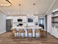 NEW Lakeside Cottage- Lake view and beach nearby!