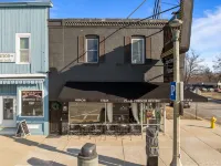 Broad Street Suite 1 |Parking Available |Downton |Walkable |Above Restaurant | King & Queen Bedroom