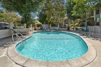 Golf Course Views and Modern Comfort - Stunning Coastal Retreat