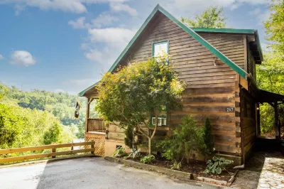 Cozy Cabin with Mountain Views and Fire Pit - Charming Retreat 트윗시 레일로드 주변 호텔