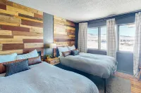 Beautiful mountain retreat near the parks with fast WiFi, balcony, & fireplace