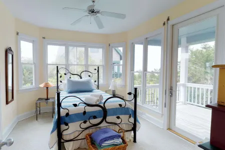 Spectacular Ocean Views and Beach Walkway - Exquisite Coastal Haven