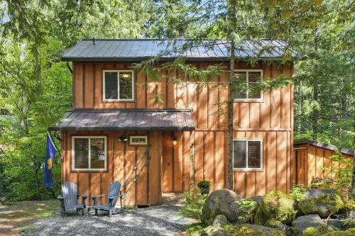 Cozy Cabin with Private Hot Tub - Trails and Sandy River Nearby - Sleeps 7