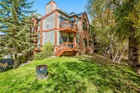 Beautiful, waterfront condo w/ an updated interior and a gas fireplace Hotels in Basalt