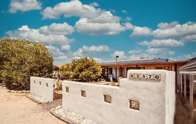 Stunning 3-Bed/2-Bath Villa with Hot Tub, Pool, & Garden in Joshua Tree Hotel in zona World Famous Crochet Museum