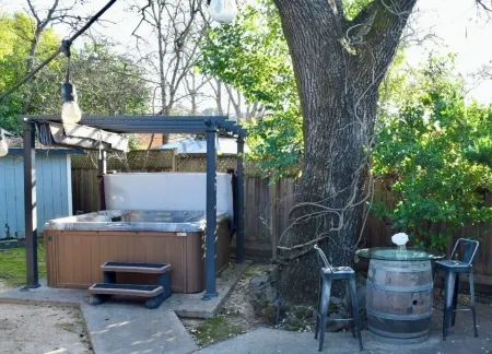 Charming 3-bedroom house in tranquil Sonoma with large backyard & hot tub Отели в г. Феттерс Хот Спрингс-Агуа Калиенте