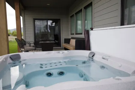 Modern Mountain Home at the Base of Targhee Ski Resort-Private Hot Tub Отели в г. Дригс