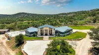 Stunning Retreat - Heated Pool, Hot Tub, Spa, Views Hotels near Enchanted Rock State Natural Area