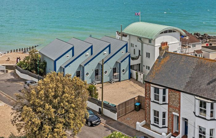 Lovely Seaside Villa & Gardens 40 Metres to Beach