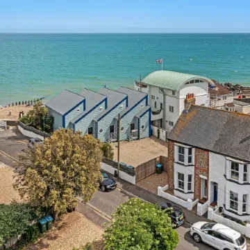 Lovely Seaside Villa & Gardens 40 Metres to Beach