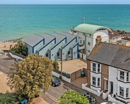 Lovely Seaside Villa & Gardens 40 Metres to Beach Hotels in Bognor Regis