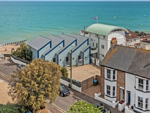 Lovely Seaside Villa & Gardens 40 Metres to Beach