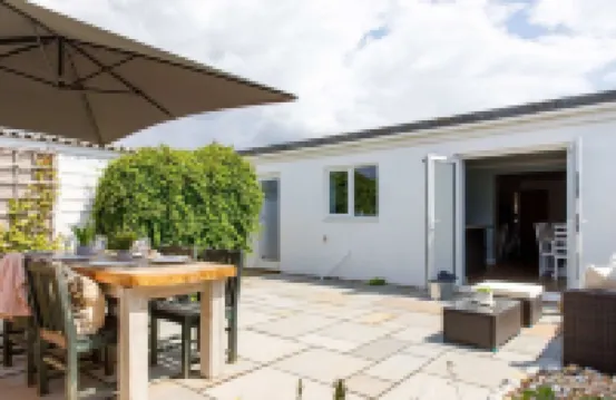 Charming Bolthole 400m to Beach