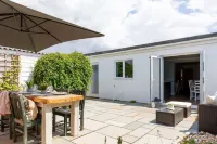 Charming Bolthole 400m to Beach