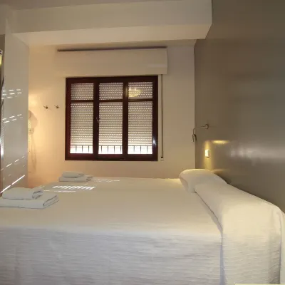 Hostal Ripoll Ibiza Các khách sạn gần Cảng Ibiza