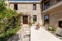 Elia Woodstone Houses Hotels in 