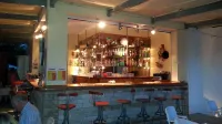 Captains Studios & Apartments - bar