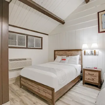 Arrowhead Tree Top Lodge Hotels near SkyPark at Santa's Village