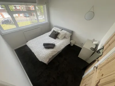 3-bed House - Sleeps 5 With Free on Street Parking Отели рядом с достопримечательностью «Лэйтон-Баззард Боулинг Клаб»