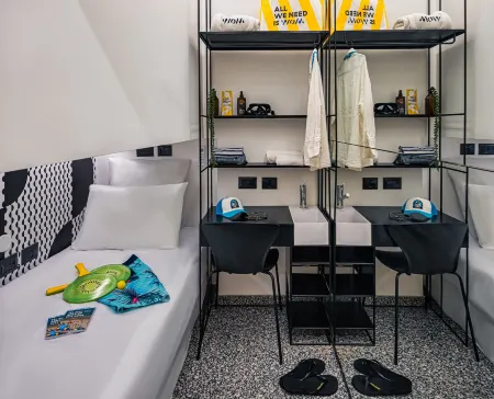 Wom Beach Pod Hotel Отели рядом со станцией Tel Aviv - University Train Station