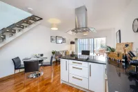 Tailored Stays - Cambridge City Duplex Apartments - Balkon