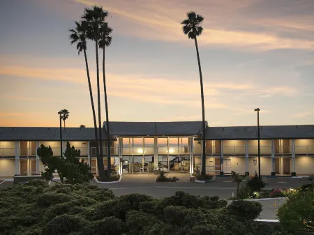 Shore Cliff Hotel Отели рядом с достопримечательностью «Писмо Стейт Бич»