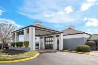 Baymont by Wyndham Prince George/Fort Gregg-Adams - Parkplatz
