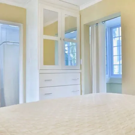 Deluxe Appartment at Point Village Отели в г. Негрил