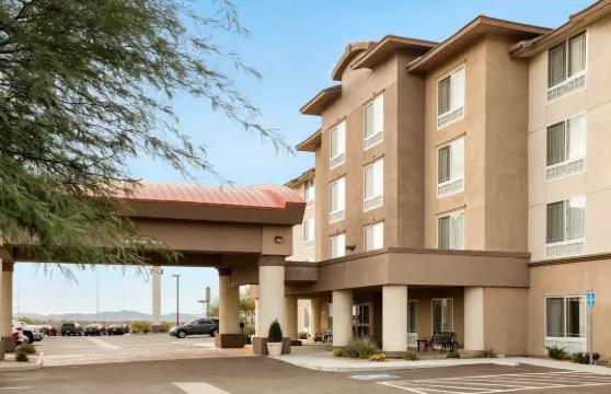 巴斯託假日酒店及套房