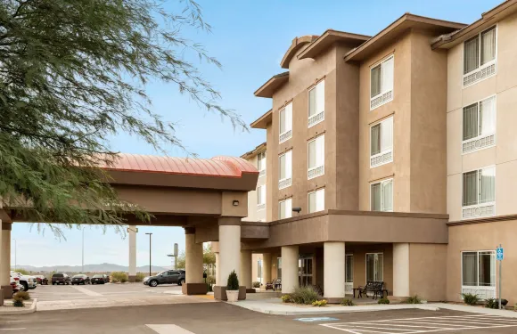 巴斯託假日酒店及套房