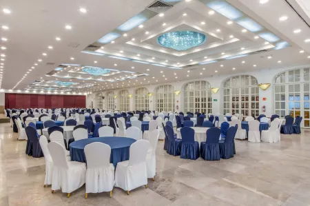 Radisson Hotel Convention Center Toluca Отели рядом с Аэропорт Толука