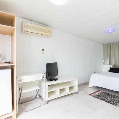 Hostal Guadalupe by Torremolinosline