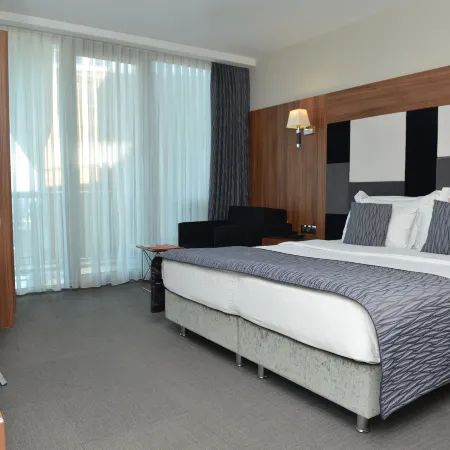 Yalova Lova Hotel & Spa Yalova Отели рядом с достопримечательностью «Ярмарка в Ялова»
