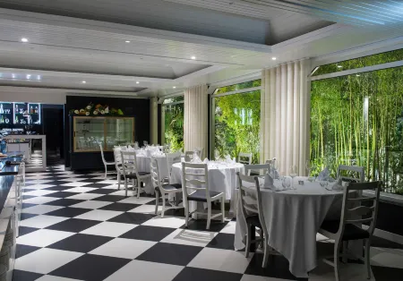 Hotel Cristal Marinha Отели рядом с достопримечательностью «Monumento ao Rei D. Dinis e à Rainha Stª Isabel»