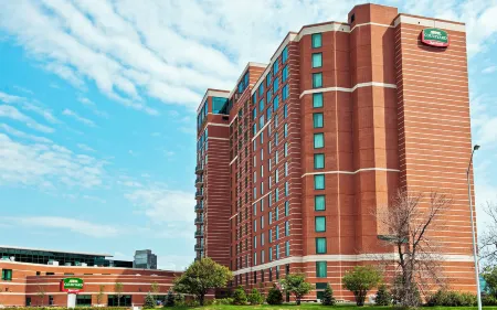 Courtyard Ottawa East Отели рядом с достопримечательностью «Бичвуд Фунерал, Семетери энд Кремейшен Сервисиз»