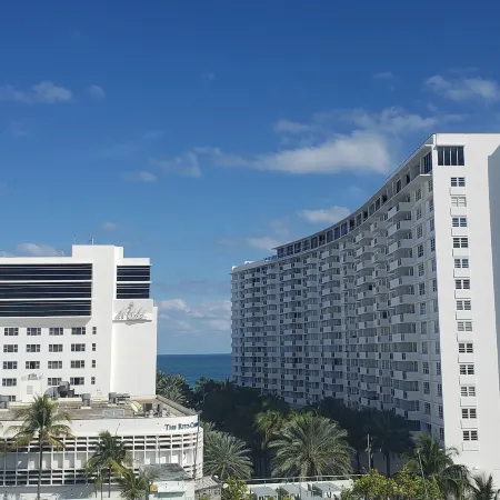 Albion Hotel Отели рядом с достопримечательностью «Новый Мир Симфонии»