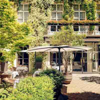 Le Pavillon de la Reine Hotel Exterior