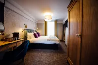 The White Hart Hotel dekat St Mary's Parish Church
