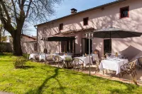 Logis Hôtel le Clos Saint Eloi فنادق في Thiers