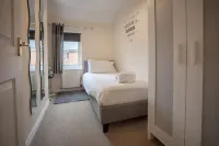 Mayflower Coach House by RentMyHouse Hotels near Churchill Gardens
