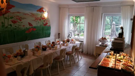 Gästehaus der Abtei Sayn Отели в г. Изенбург